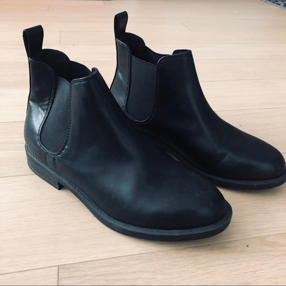 Chelsea leather boots by Divided H&M